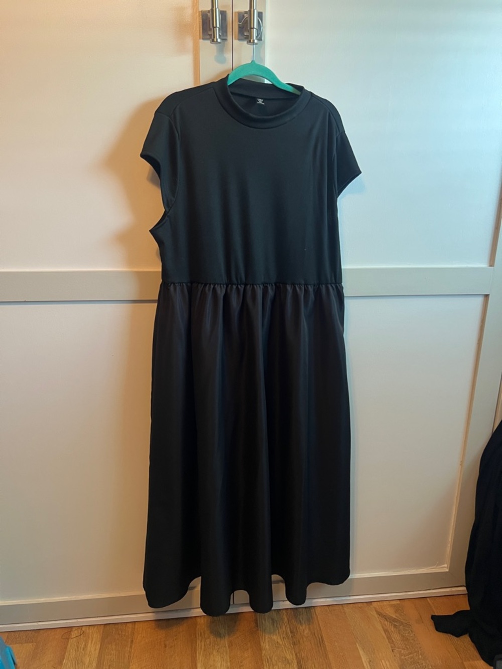 SHEIN Black Short-Sleeve Midi Dress with Gathered Skirt